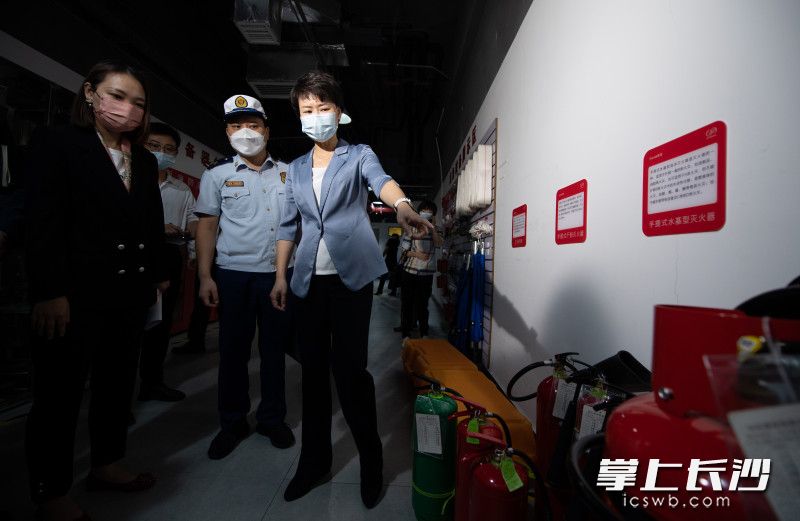芙蓉区委副书记、区长崔晓（前排右）带队，对世茂环球金融中心开展火灾风险排查。