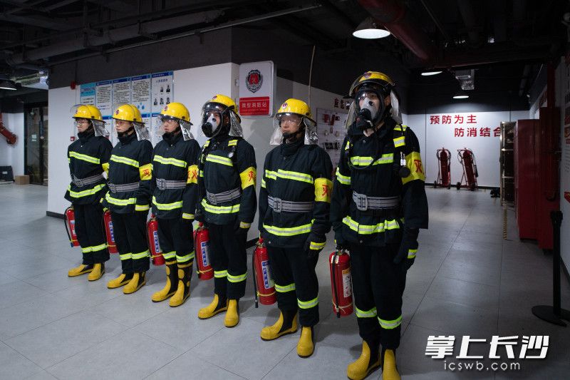 世茂环球金融中心微型消防站，队员们身着灭火防护服、携带干粉灭火器快速到场。