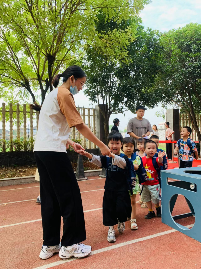 侧门开通后,孩子们入园更快更方便。 侧门开通后,孩子们入园更快更方便。