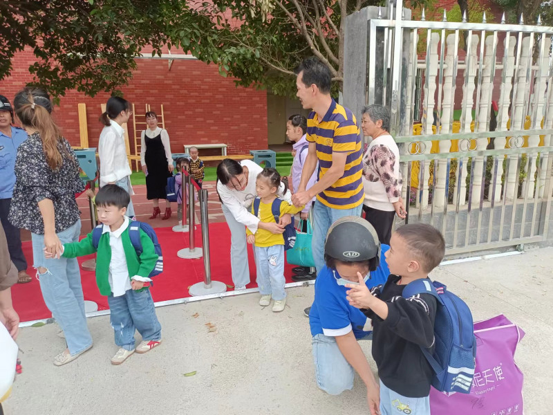 家长接孩子更加方便了。 家长接孩子更加方便了。