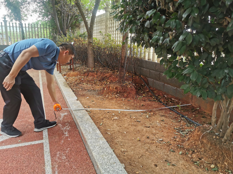 开设侧门前,黄合村党支部书记蒋胜春在进行丈量、测算。均为长沙晚报全媒体记者 陈良 通讯员 张素茹 摄影报道 开设侧门前,黄合村党支部书记蒋胜春在进行丈量、测算。均为长沙晚报全媒体记者 陈良 通讯员 张素茹 摄影报道