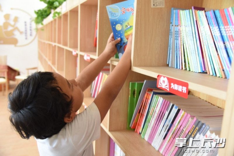 ▲第四季“多多读书月”活动期间恰逢开学季，“为你读书”公益捐赠行动为小读者们送去书籍与课堂，作为新学期礼物。王梦楠 董旭/摄