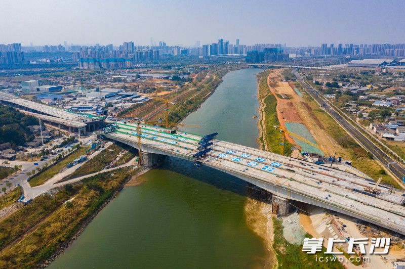 大桥主体结构施工完成，进入通车倒计时。