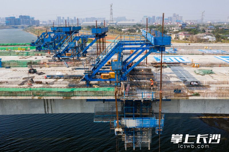 9月28日，随着最后一方混凝土浇筑完成，长沙首座引入桥梁结构健康监测系统的城市桥梁——湘府东路跨浏阳河大桥顺利合龙。此次大桥顺利合龙实现了桥面的全部贯通，标志着大桥主体结构施工完成，进入贯通倒计时。