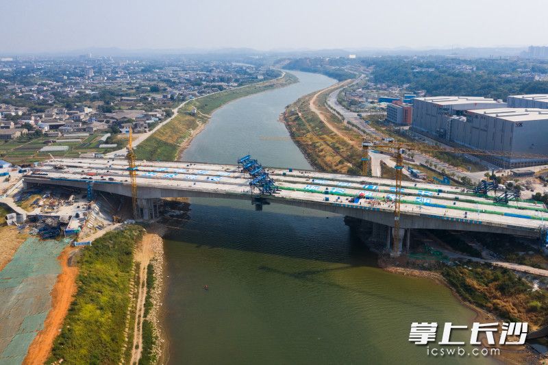 9月28日，双向十二车道的湘府东路跨浏阳河大桥顺利合龙。均为长沙晚报全媒体记者 黄启晴 摄