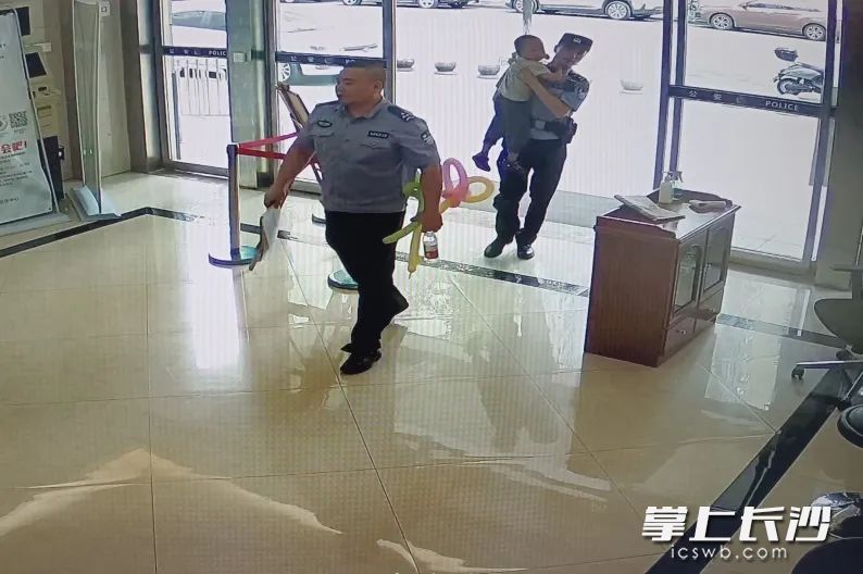 民警帮群众找到小孩。通讯员 供图