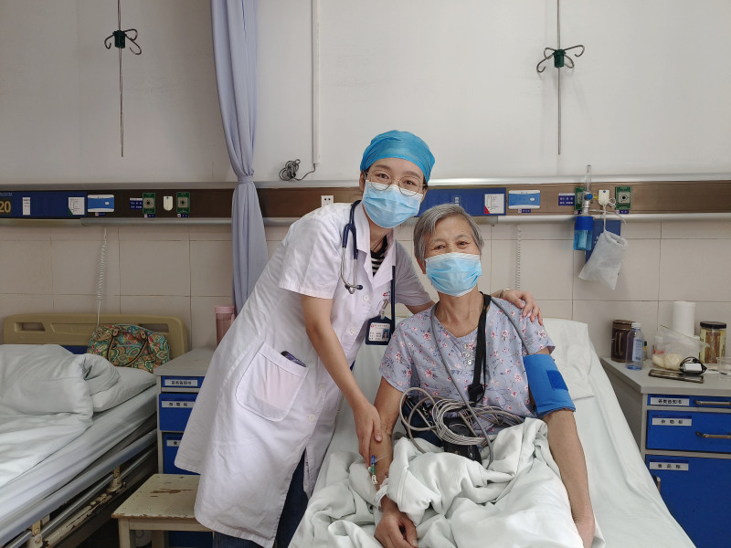 屈雅娴和康复中的廉幼芳老人。   长沙晚报通讯员 朱文青 摄