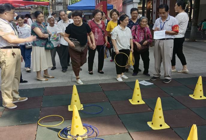老人们正在开心套圈。长沙晚报通讯员 曹圆圆摄