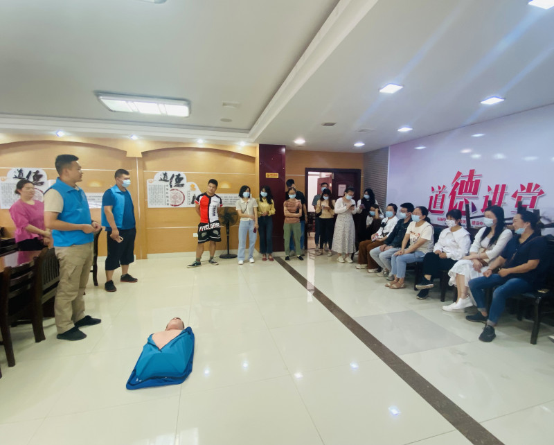 志愿者现场讲解急救知识。长沙晚报通讯员 解鑫 朱民容摄 志愿者现场讲解急救知识。长沙晚报通讯员 解鑫 朱民容摄