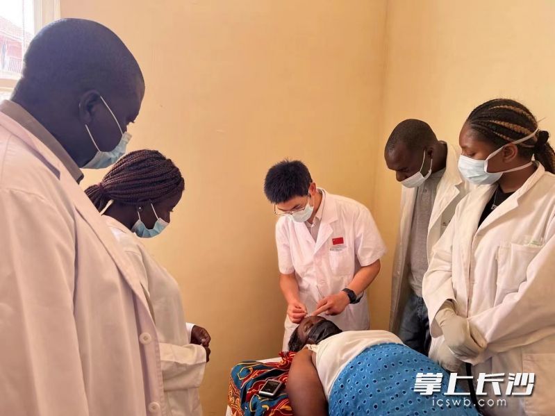 朱伟为患者进行针灸治疗时，针灸中心的非洲学员总会在一旁学习。