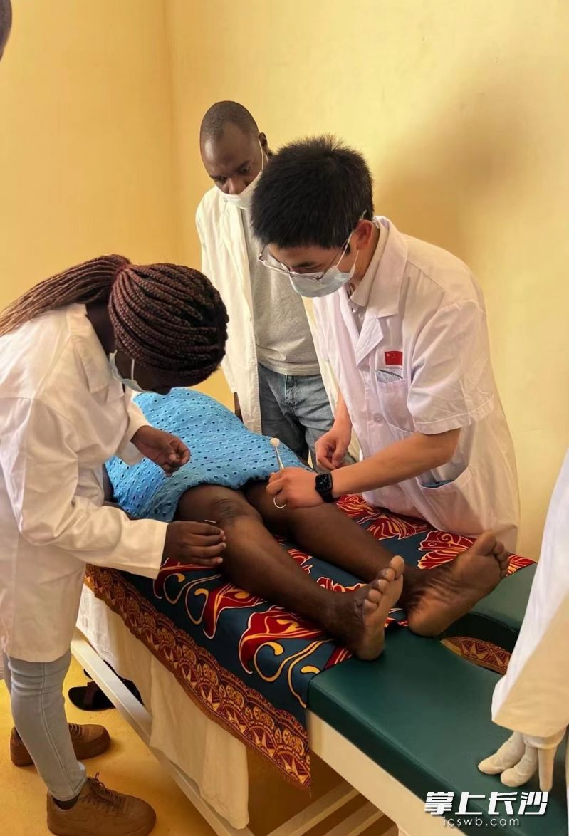 针灸中心学员正在跟朱伟学习施针技法。