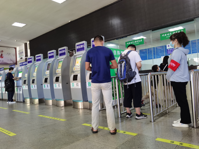 社区志愿者周圆值守汽车东站售票大厅。均为东站社区供图