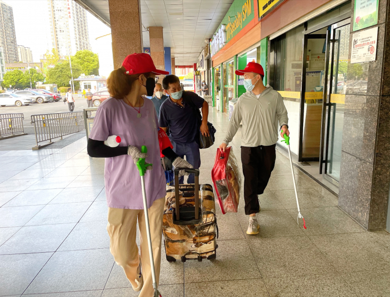 志愿者们帮助外地旅客提行李。