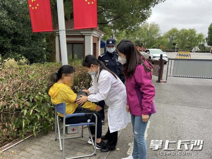 为晕倒游客测量血压。