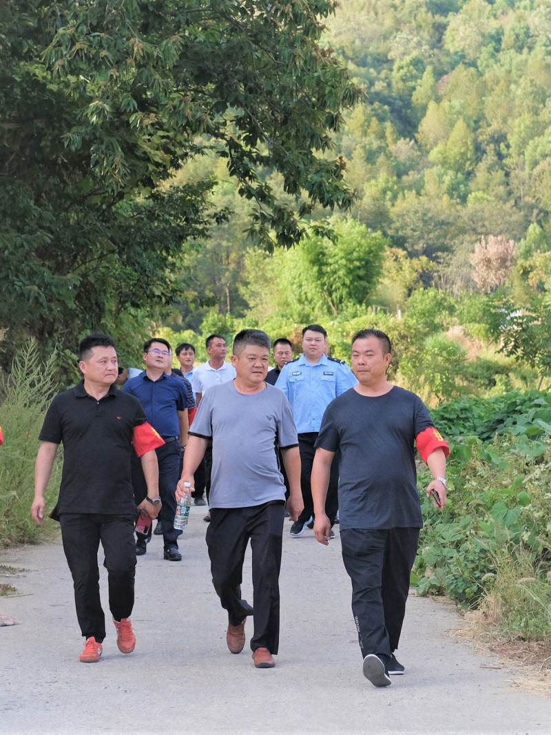 宁乡市灰汤镇组织开展森林防灭火宣传，组织人员紧盯进山入林等重点区域和主要卡口，严密监测火情。