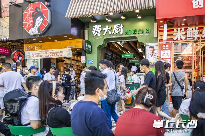 黄金周期间，在长沙市中心吃顿晚饭，排队是一种常态。