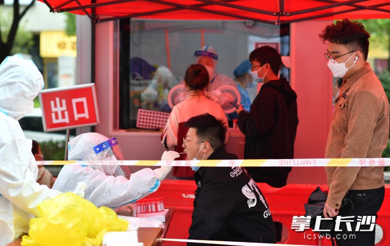 观沙岭街道奥克斯广场，人们正有序排队做核酸检测。图片均为长沙晚报全媒体记者 邹麟 摄