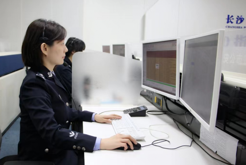 在110指挥中心,宋珊在接听报警电话。 均为长沙市公安局 供图 在110指挥中心,宋珊在接听报警电话。 均为长沙市公安局 供图
