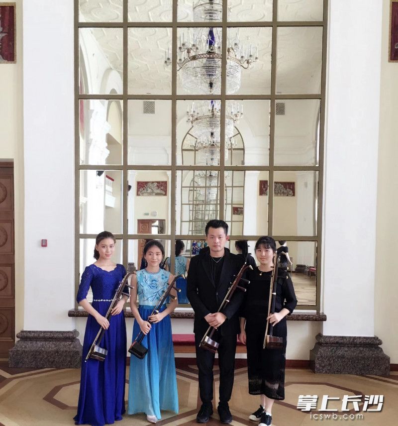 2016年熊琦和他的学生一起参加俄罗斯文化部主办“格拉祖诺夫杯俄罗斯国际音乐舞蹈大赛”，荣获民族器乐组金奖第一名。