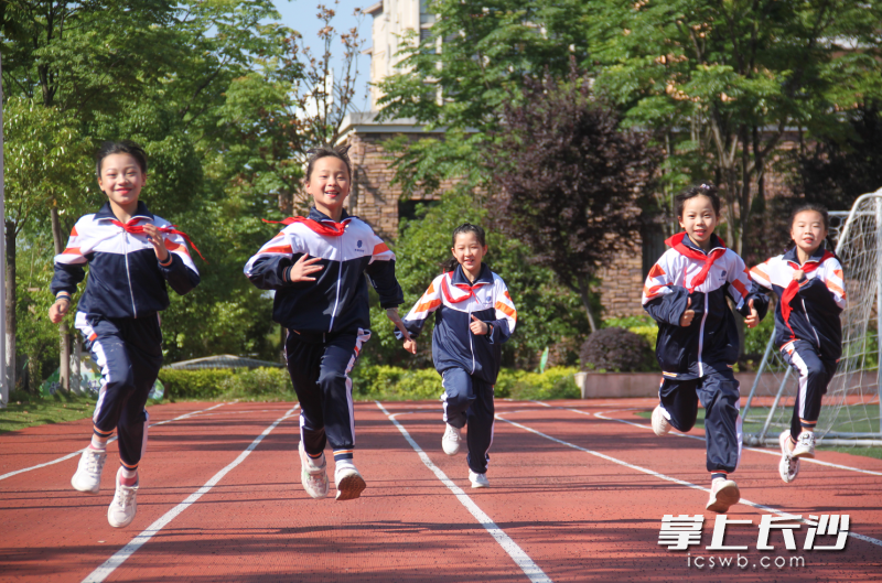 仰天湖中建小学学生在操场奔跑。照片由长沙市教育局提供