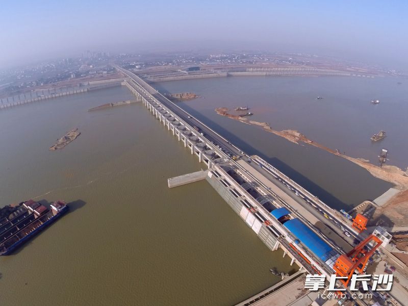 自2012年10月10日试通航以来，湘江长沙综合枢纽累计过闸砂石、矿石、煤炭、钢铁等货物超7亿吨。 长沙市湘江综合枢纽工程办公室供图