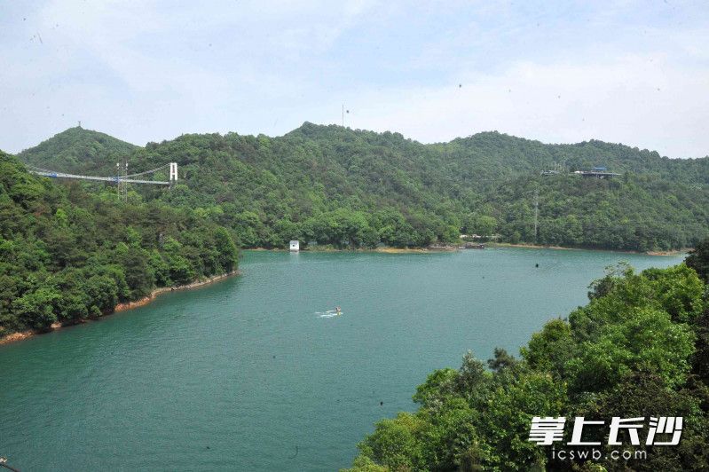 蓝天碧水峰峦绿染，石燕湖如同山水画。长沙晚报全媒体记者 贺文兵 摄