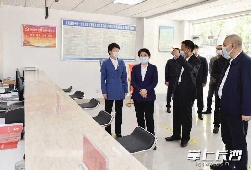 10月11日下午，省委常委、市委书记吴桂英在芙蓉区下沉督访。   长沙晚报全媒体记者 余劭劼 摄
