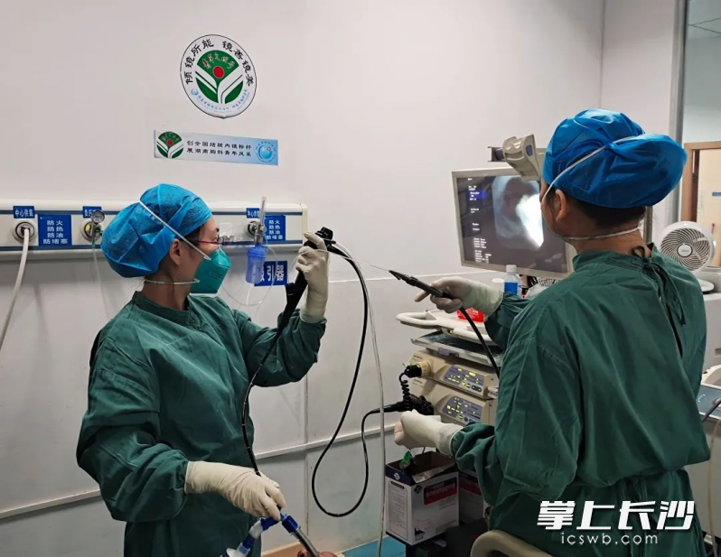 医生为患者进行内镜检查。医院供图