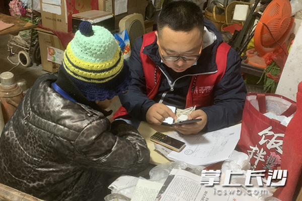 志愿者正在教老人使用智能手机。长沙晚报通讯员 彭勇摄