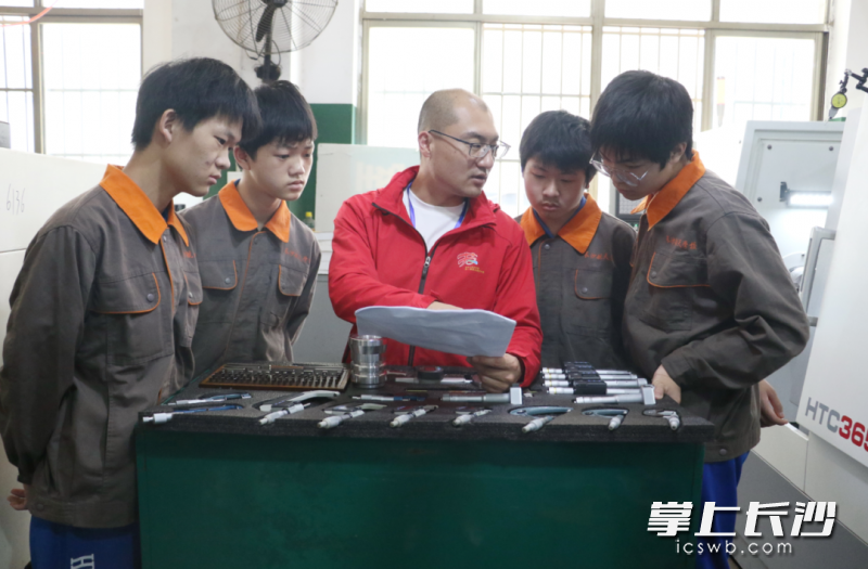 长沙航天学校老师带学生实训。
