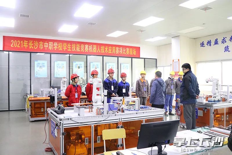 长沙汽车工业学校学生参加技能竞赛。