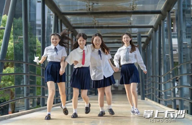 “我们比我想象中最好的寝室关系还要好，比我想象中最好的朋友还要好。”陆光琴（左）这样描述她们的寝室。