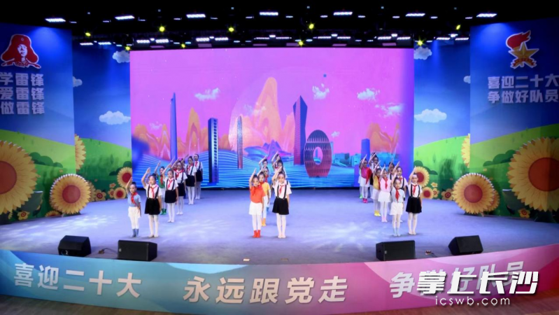 少先队员们宣誓：永远跟党走，争做好队员。