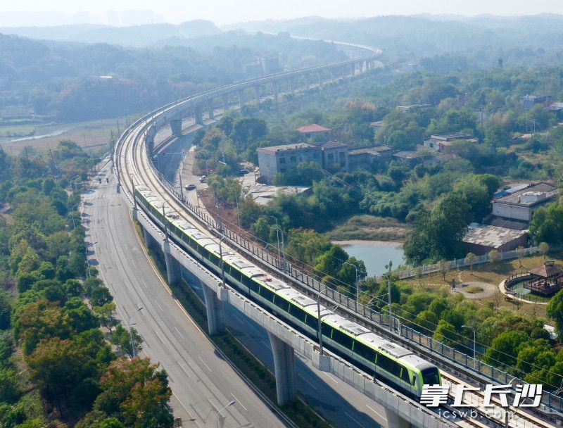 长株潭城际轨道交通西环线一期工程通车试运行。长沙晚报全媒体记者 邹麟 摄