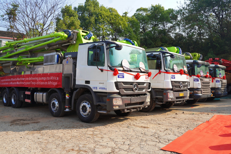 即将出口的二手工程机械设备整装待发。长沙晚报全媒体记者 刘晓敏摄