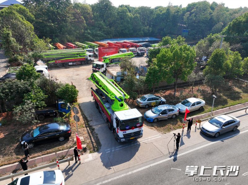 10月14日，16台二手工程机械设备从长沙出发，出口至乌兹别克斯坦、越南、埃及等11个国家。长沙晚报全媒体记者 刘晓敏摄