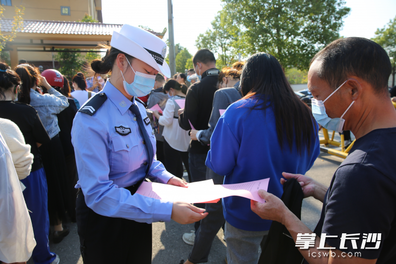 现场发放交通安全宣传资料。