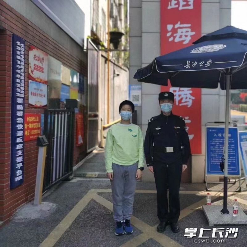 长沙男孩陪警察爸爸一起站岗。通讯员 供图