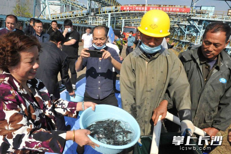 群众代表参与放流。 群众代表参与放流。