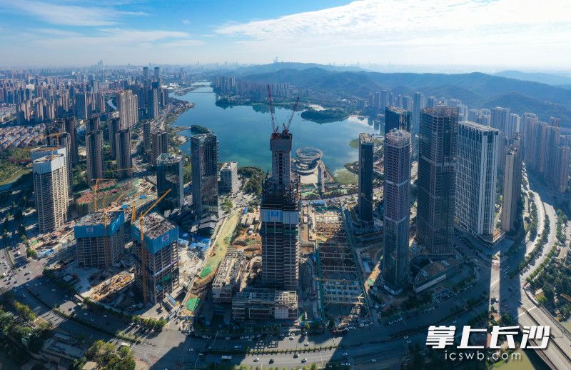 10月20日，梅溪湖第一高楼金茂大厦核心筒突破200米。改项目总高度318米，预计2024年完工交付。长沙晚报全媒体记者 邹麟 摄