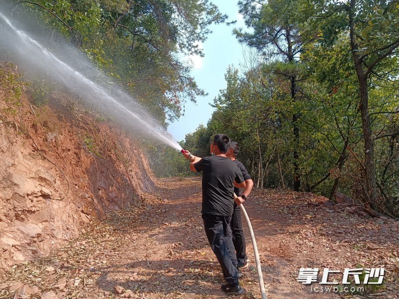 天心区森防办组织森林防灭火应急队伍，在辖区重点区域进行常态化森林火灾应急处置演练。均为天心应急 供图