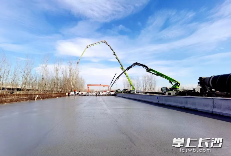 中联重科泵车助力京雄高速公路施工。通讯员 李家宇 供图