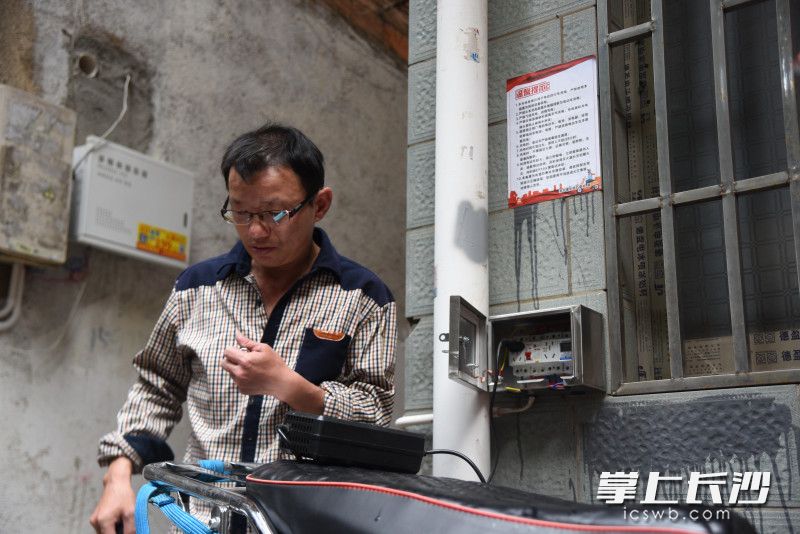 24日下午，一名居民使用小充电箱为电动车充电。长沙晚报全媒体记者 刘琦 摄