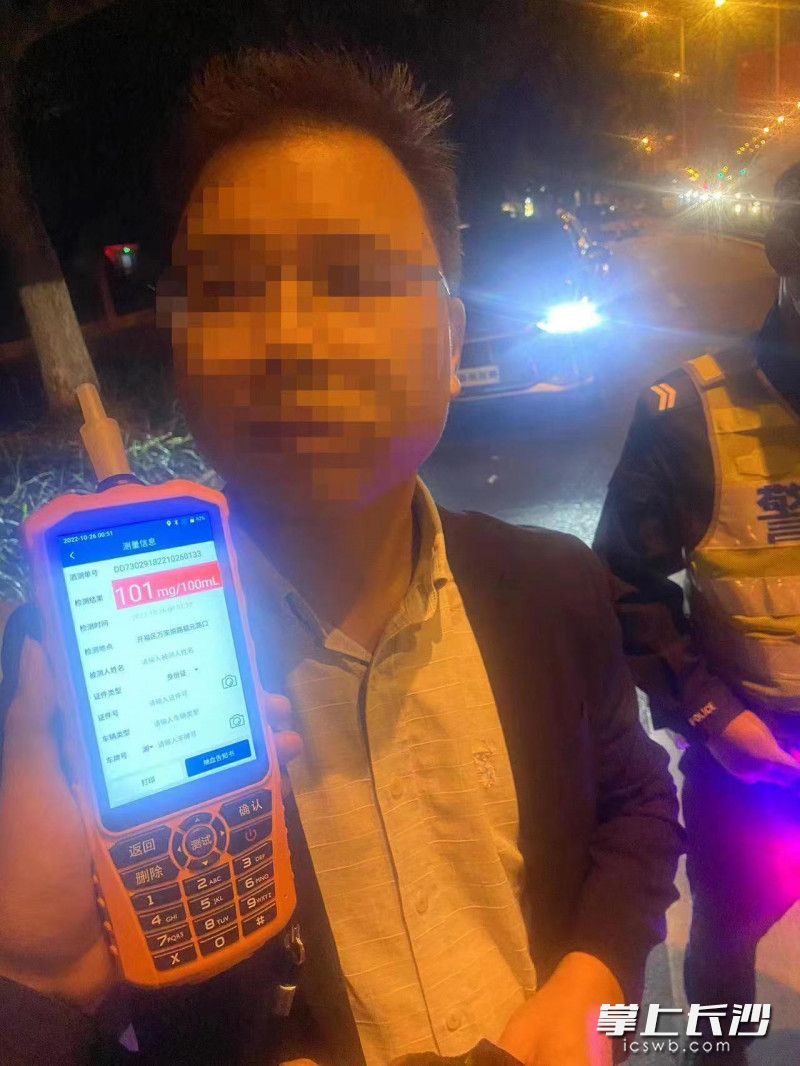 男子接收呼气式酒精检测。