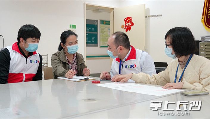 曾德繁的妻子钱女士在捐赠确认书上签字。 通讯员 曹璇绚 摄