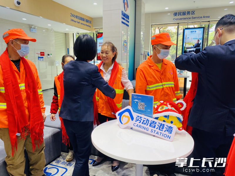 戴上红围巾，温暖从脚底升起。长沙晚报全媒体记者 颜家文 摄