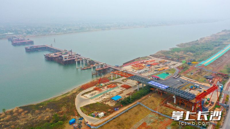 10月30日，暮坪湘江特大桥河西涉水引桥首跨钢槽梁顺利顶推完成，这标志着该项目正式进入上部结构施工。均为长沙晚报全媒体记者 陈焕明 通讯员 王荣正 摄影报道