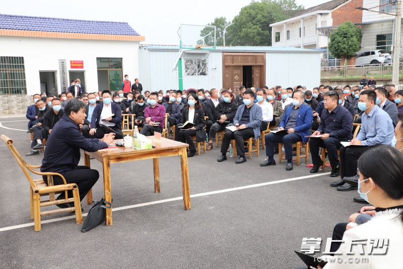 柏连阳院士讲得非常“接地气”，现场不少镇村干部边听边做笔记。
