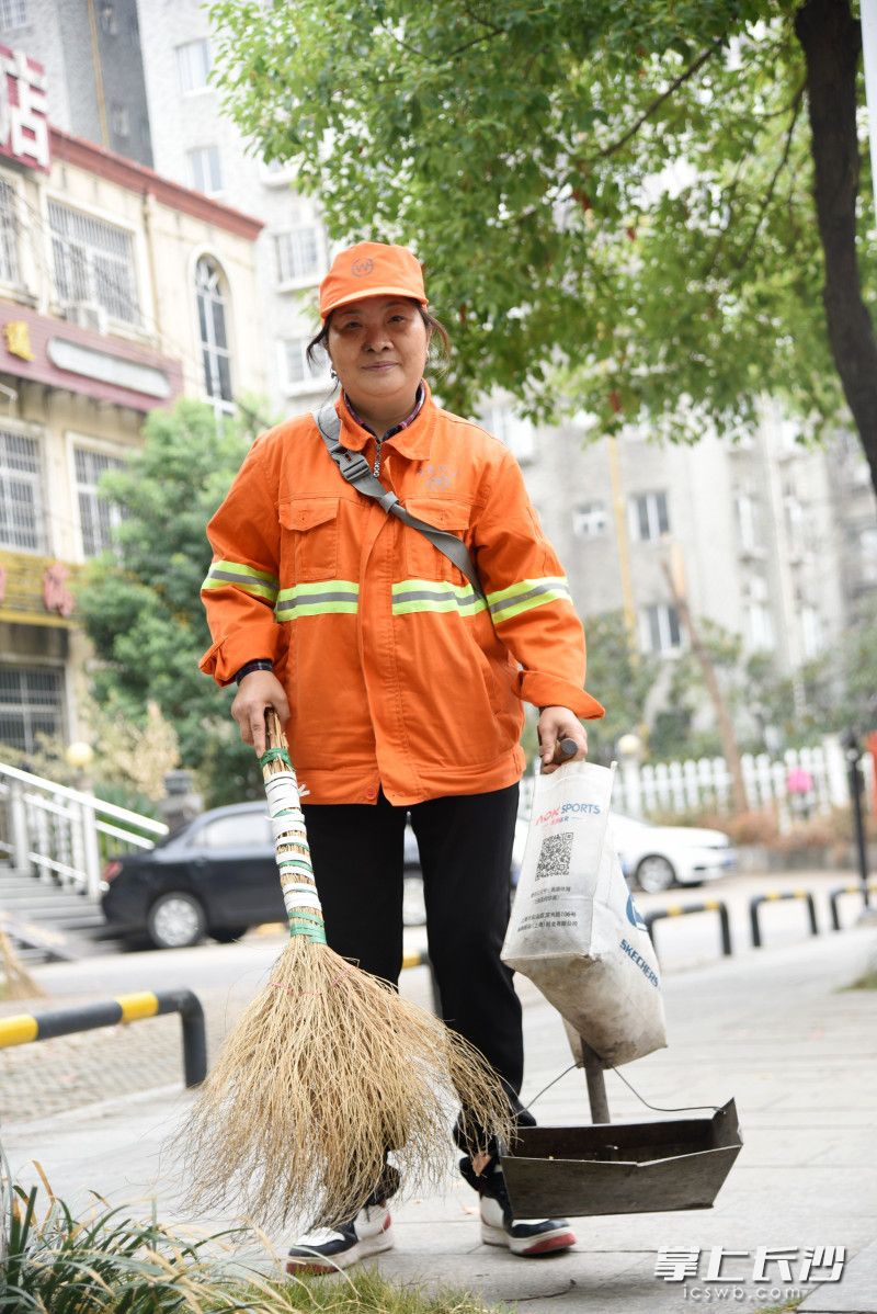 51岁的长沙环卫工人黄新生一直热爱读书和写作，每有空闲便将时间用在读书学习上。长沙晚报全媒体记者 刘琦 摄