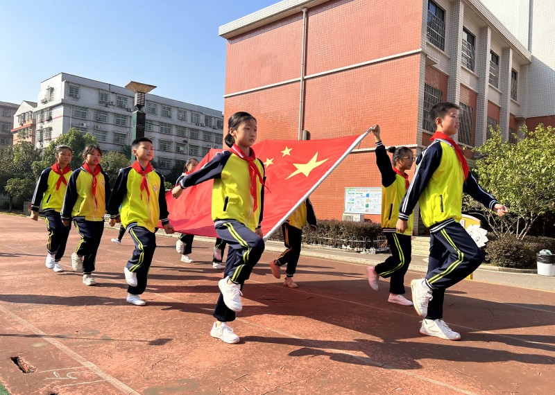 开幕式上，国旗队队员迈着整齐的步伐入场。均为学校供图